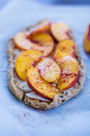 Summer Farewell Peach Pizza | plantcrush.co