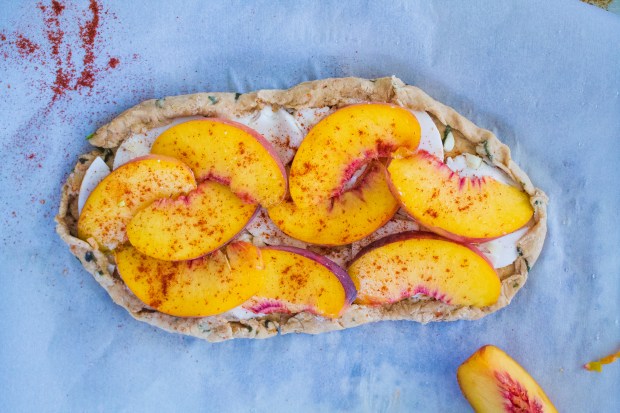 Summer Farewell Peach Pizza | plantcrush.co